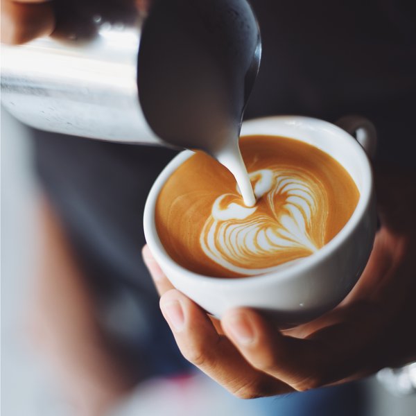 Ein Cappuccino der frisch zubereitet wird.
